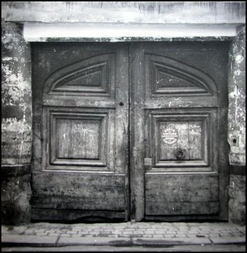 http://www.ruevisconti.com/ImmeubleNoParNo/13/Porte_13_rue_Visconti_1960_t.jpg