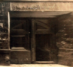 http://www.ruevisconti.com/ImmeubleNoParNo/13/Porte_du_13_en_1910r.JPG