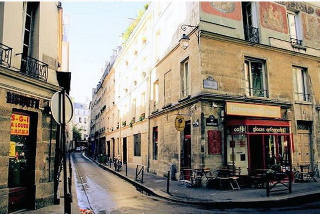 toujours peu fréquentée, la rue du maître albert semble s'être arrêtée dans le