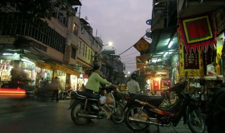 http://www.hanoi2010.org/upload/rue_nuit_gd.jpg